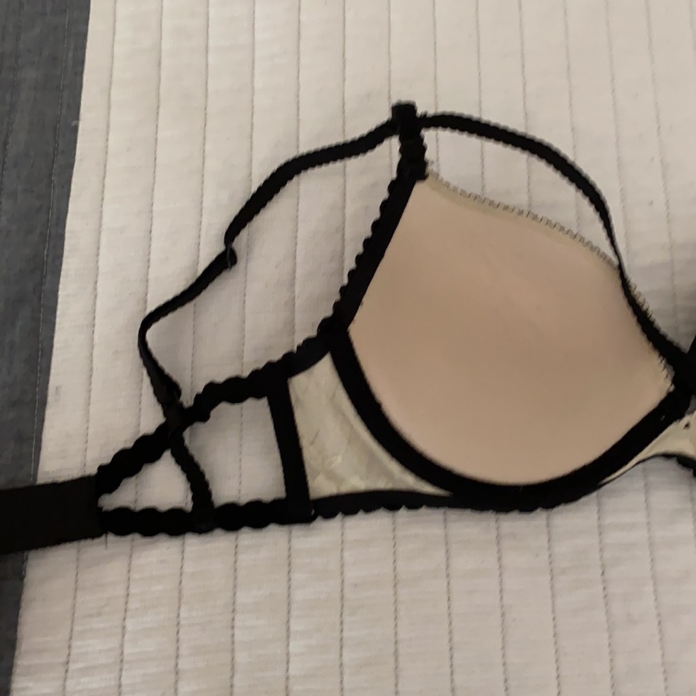 EUC Victoria’s Secret Push Up Bra Criss-Cross Lace - Picture 6 of 9